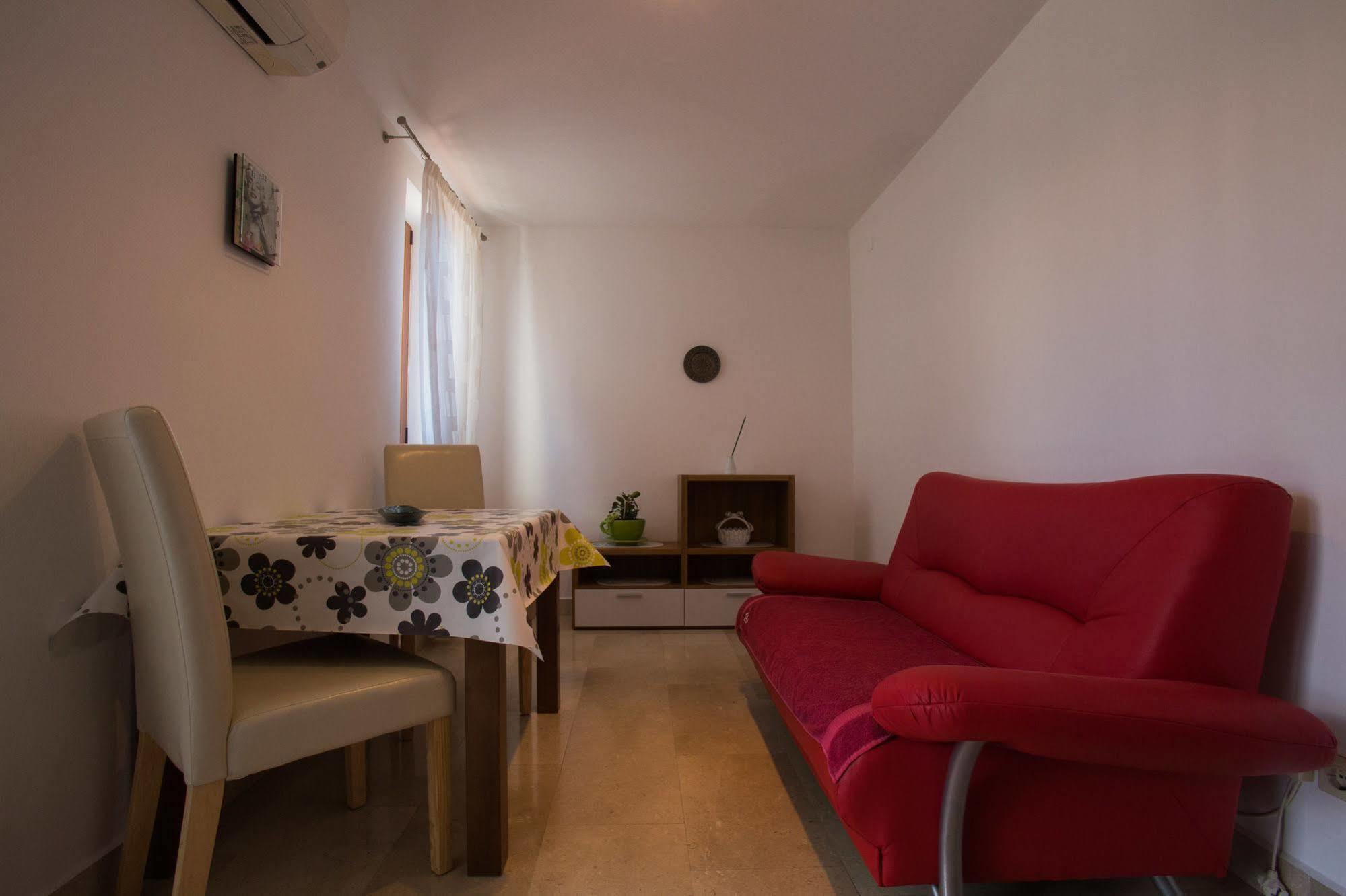 Guesthouse Santin ロヴィニ エクステリア 写真